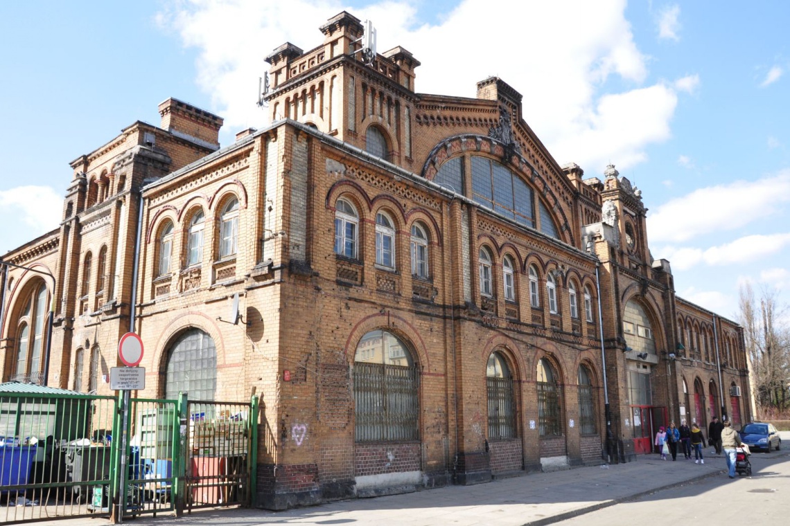 Na zdjęciu Hala Mirowska, fot. wikimedia.org Elewacja Hali Mirowskiej przeszła częściowy remont