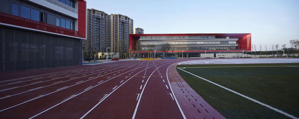 Binhai Xiaowai High School, projekt: HHD FUN, fot. Wang Zhenfei Ekologia i geometryczna bryła - to cechy szkoły zaprojektowanej przez HHD FUN