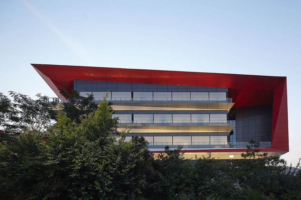 Binhai Xiaowai High School, projekt: HHD FUN, fot. Wang Zhenfei Ekologia i geometryczna bryła - to cechy szkoły zaprojektowanej przez HHD FUN