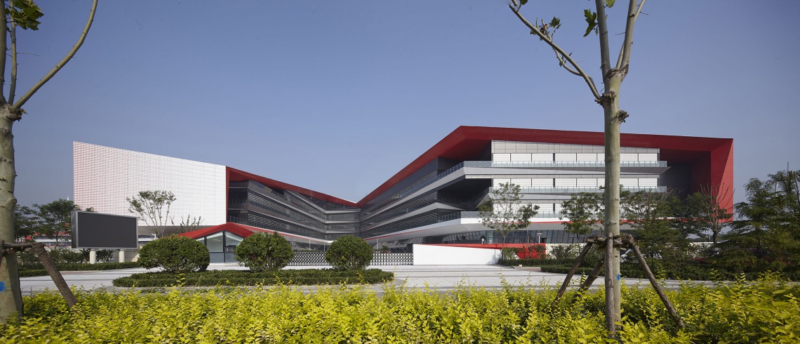 Binhai Xiaowai High School, projekt: HHD FUN, fot. Wang Zhenfei Ekologia i geometryczna bryła - to cechy szkoły zaprojektowanej przez HHD FUN