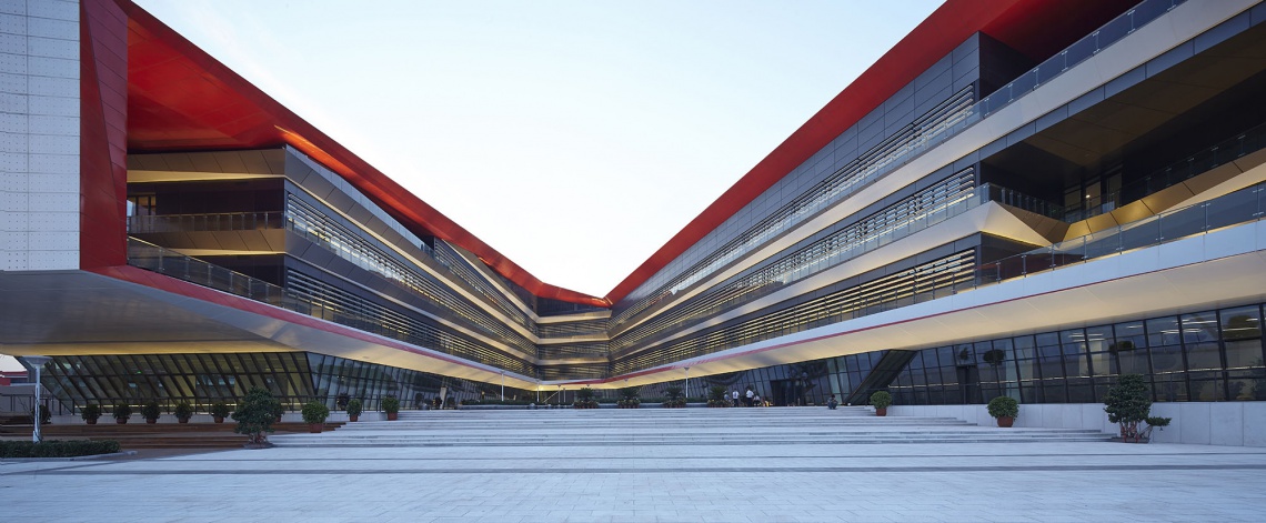 Binhai Xiaowai High School, projekt: HHD FUN, fot. Wang Zhenfei Ekologia i geometryczna bryła - to cechy szkoły zaprojektowanej przez HHD FUN
