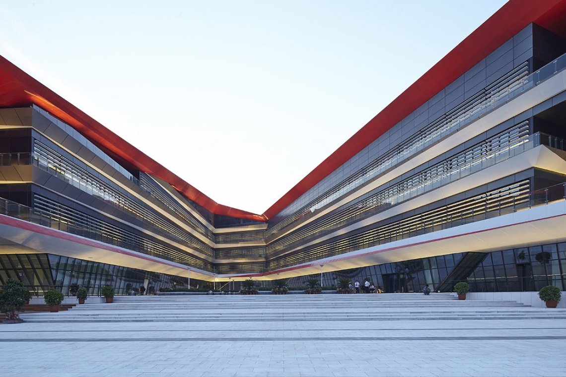 Binhai Xiaowai High School, projekt: HHD FUN, fot. Wang Zhenfei Ekologia i geometryczna bryła - to cechy szkoły zaprojektowanej przez HHD FUN