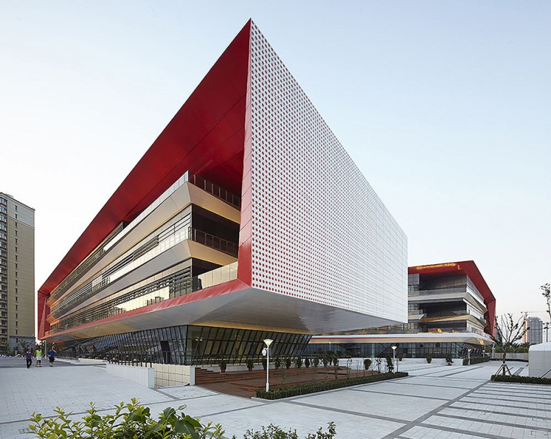 Binhai Xiaowai High School, projekt: HHD FUN, fot. Wang Zhenfei Ekologia i geometryczna bryła - to cechy szkoły zaprojektowanej przez HHD FUN