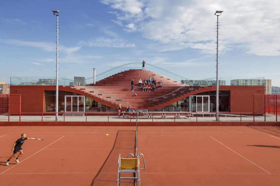 fot. MVRDV Trybuna niczym wielka kanapa. To projekt klubu tenisowego od MVRDV