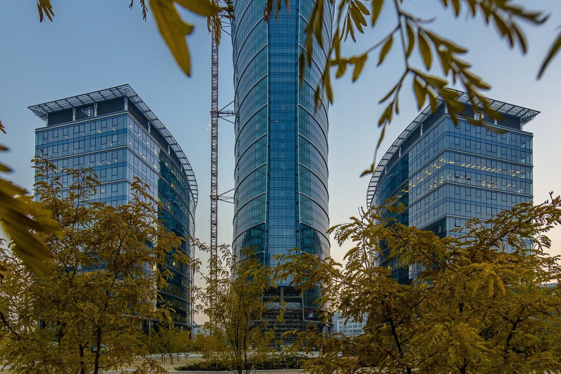 Plac Europejski przy Warsaw Spire, fot. Ghalemco Sadzą nowe drzewa na Placu Europejskim