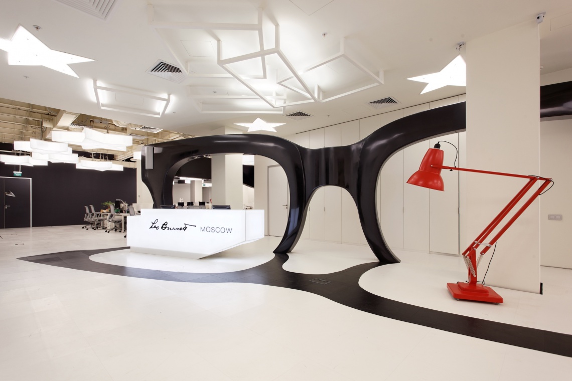 fot. Alexey Knyazev Leo Burnett i jego okulary - zobacz biuro agencji reklamowej w Moskwie