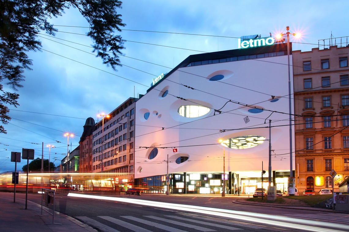 Centrum handlowe Letmo, Brno, fot. Sto Futurystyczna, biała bryła centrum handlowego w Brnie