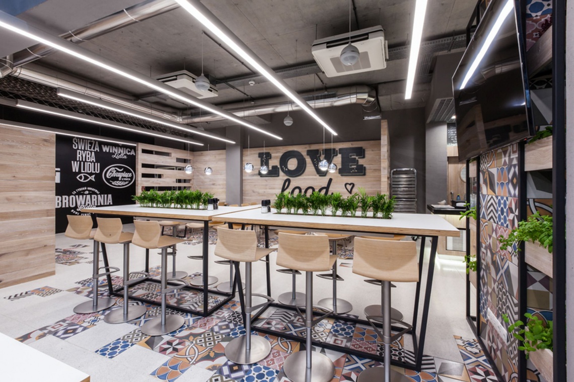 Restauracja Lidl, projekt: mode:lina architekci, fot. Marcin Ratajczak Klimatyczna, pełna drewna restauracja Lidl od mode:lina architekci