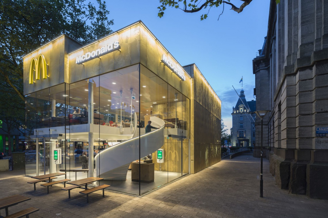 Projekt McDonald’s według Mei architects and planners, fot. Jeroen Musch, Rotterdam / Ossip van Duivenbode, Rotterdam / Frank McDonald’s w Rotterdamie doceniony za design