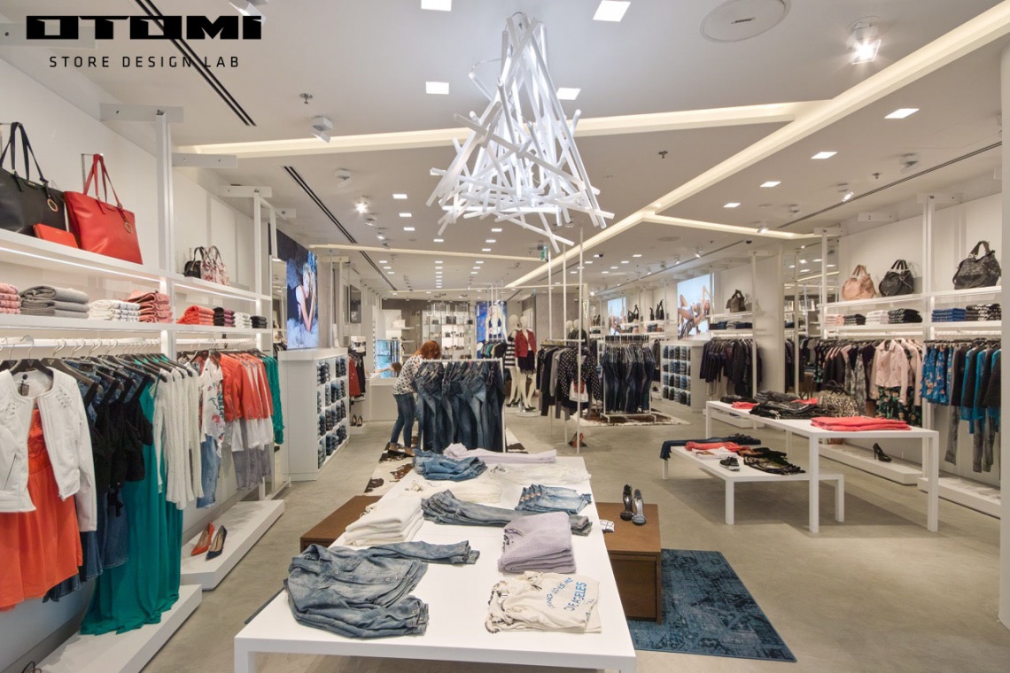 Guess Denim White w Dom Mody Klif, fot. Otomi Otomi zaprojektowało salon Guess Denim White w Klifie