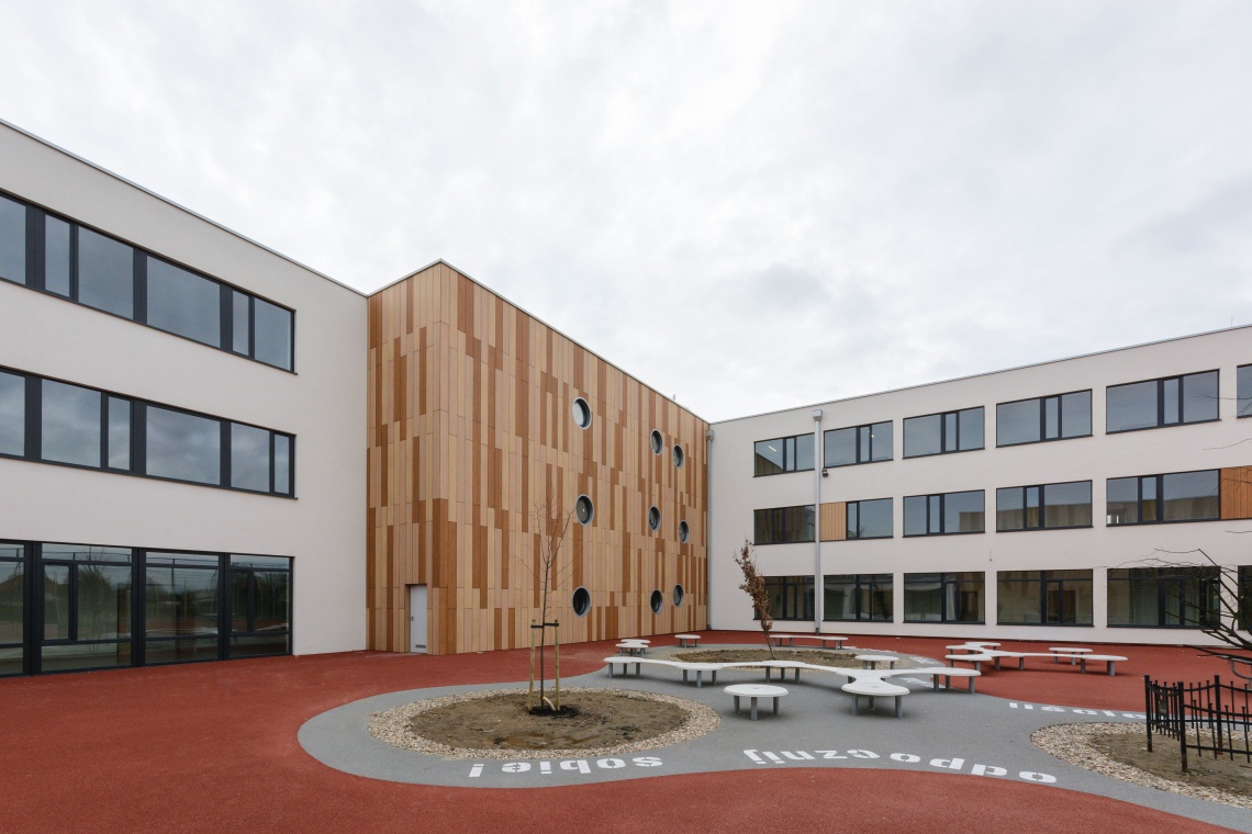 fot. Tomasz Hejna LAGOMphoto Czysty modernizm - szkoła według projektu Demiurg i Front Architects