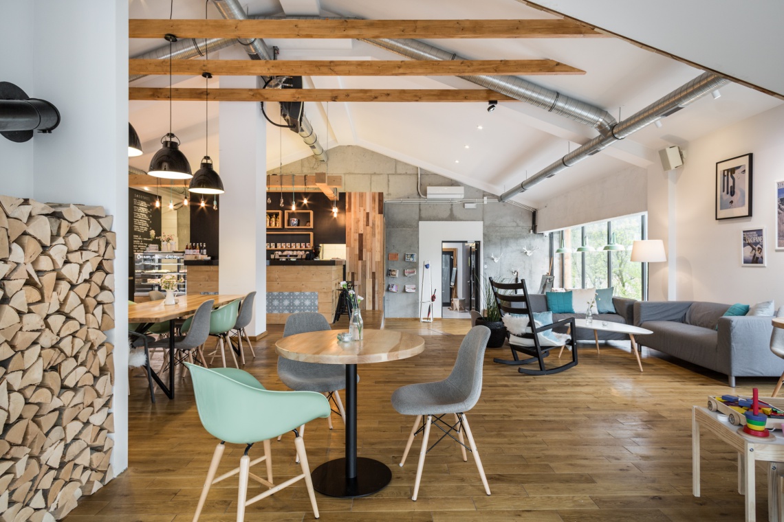 Strh projektu Natalii Smaczny, fot. Anny Michałek Kawiarnia Strh - klimat górskiego chalet z industrialnym loftem