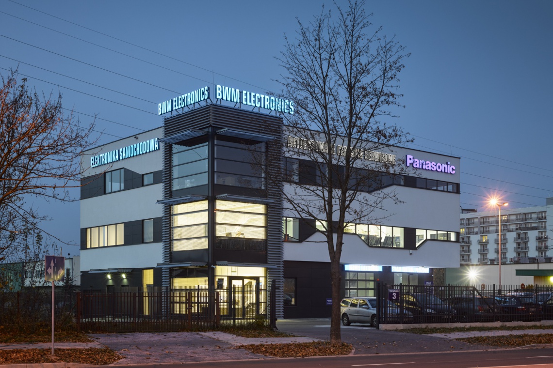 Budynek biurowy ze stacją kontroli pojazdów i garażem podziemnym dla BWM Elektronics, projekt A8 Architektura, fot. Grzegorz Pędzich Dynamiczny budynek dla BWM Elektronics
