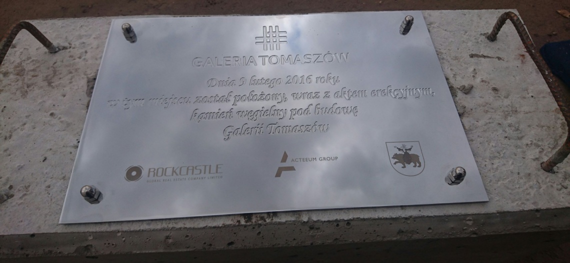Wmurowano kamień węgielny pod budowę Galerii Tomaszów Galeria Tomaszów od MOFO Architekci już w budowie