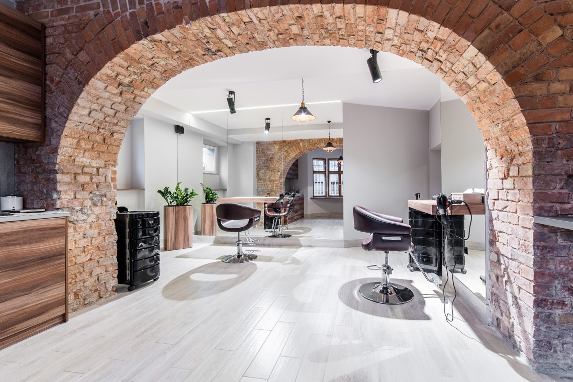 Salon Fryzur Destiny, fot. Tomasz Domagała Salon fryzjerski – elegancja w zabytkowych wnętrzach