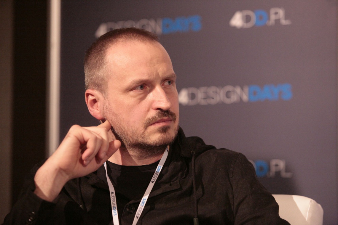 Rafał Kołodziej, projektant strategii i usług podczas sesji „Design, you idiot! Jak technologia i nowe oczekiwania pokolenia X, Y, Z wpływają na myślenie o projektowaniu i architekturze”. Od potrzeb do technologii