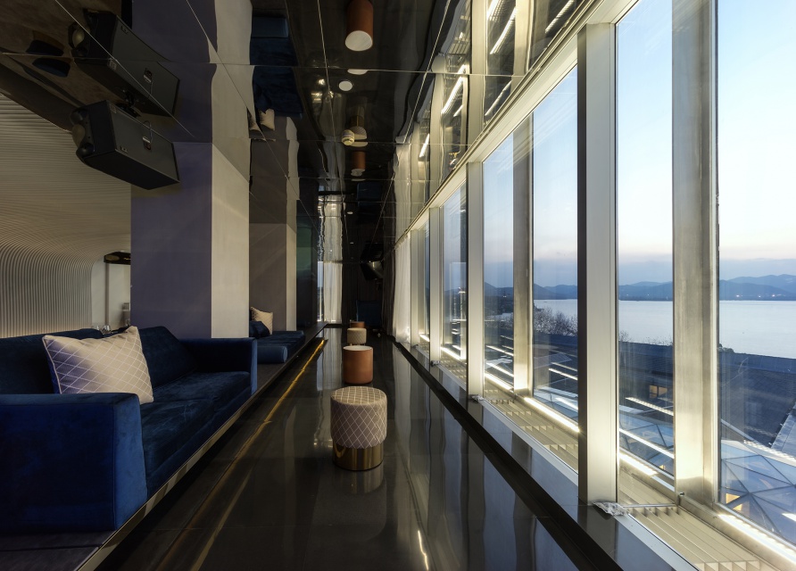V+ Lounge, fot. Studio Waffles, LYCS Architecture Bar V+Lounge inspirowany falami i podwodnym światem