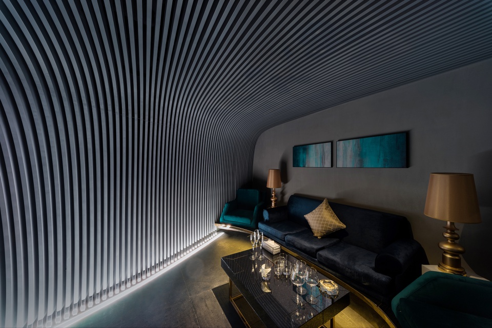 V+ Lounge, fot. Studio Waffles, LYCS Architecture Bar V+Lounge inspirowany falami i podwodnym światem