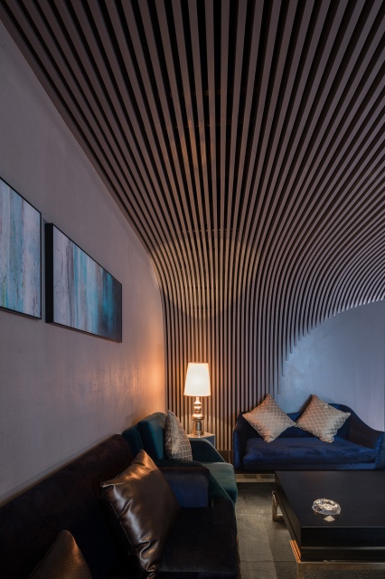V+ Lounge, fot. Studio Waffles, LYCS Architecture Bar V+Lounge inspirowany falami i podwodnym światem