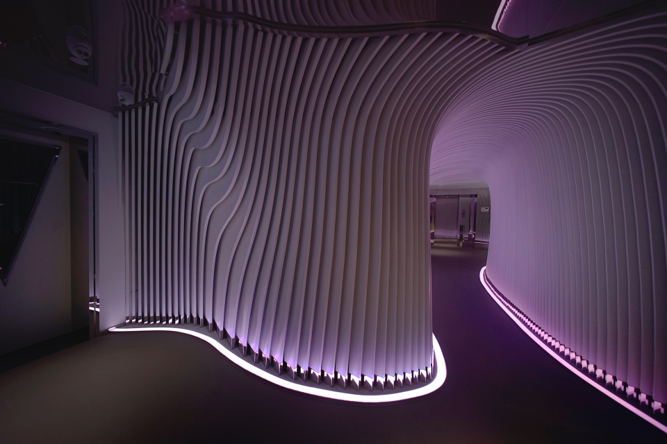 V+ Lounge, fot. Studio Waffles, LYCS Architecture Bar V+Lounge inspirowany falami i podwodnym światem