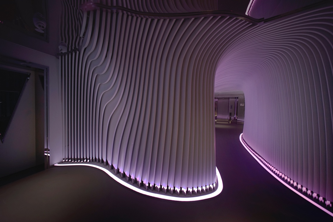 V+ Lounge, fot. Studio Waffles, LYCS Architecture Bar V+Lounge inspirowany falami i podwodnym światem