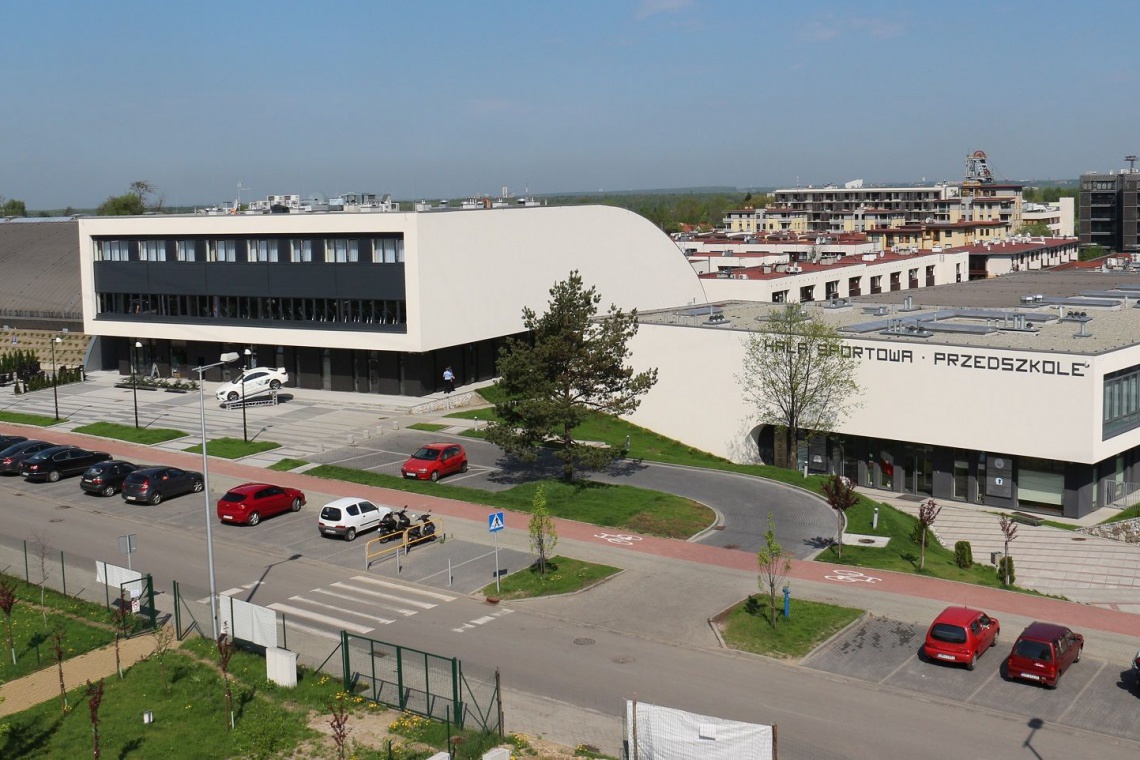 Kompleks sportowo-rekreacyjny wraz z budynkiem szkoły i panoramą osiedla – projekt Biuro Projektowe Małeccy Miasto w mieście, czyli o kompleksie Bażantowo w Katowicach