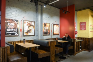 Ta sieć kawiarni stawia na nowoczesny design i przyjazną atmosferę