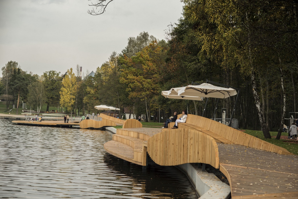Drewnianą promenadę poprowadzono wzdłuż całego brzegu. fot. Michał Janusiński Promenada w zgodzie z naturą