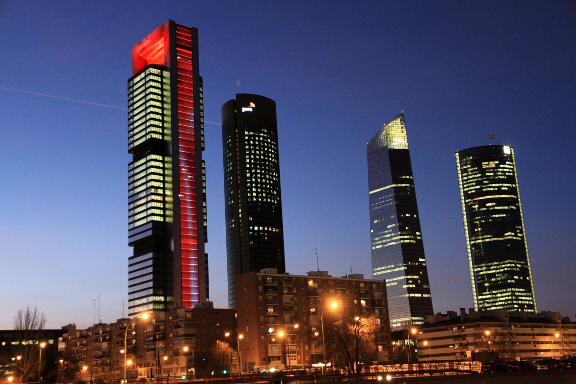 Wieżowiec CEPSA, drugi pod względem wysokości drapacz chmur w hiszpańskiej stolicy, fot. Philips Lighting Imponujące światło dla architektury