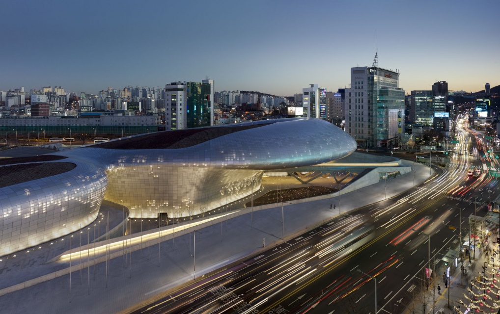 Skok w przyszłość - DDP Seoul, projekt Zahy Hadid, photo virgile simon bertrand 10 najlepszych budynków Zahy Hadid