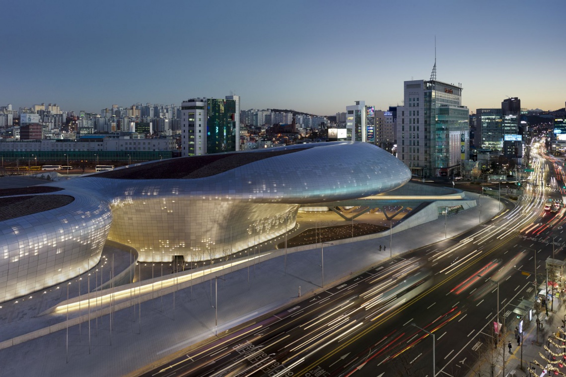 Skok w przyszłość - DDP Seoul, projekt Zahy Hadid, fot. virgile simon bertrand 10 najlepszych budynków Zahy Hadid