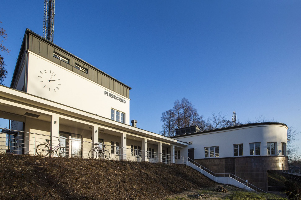 Jedną z najcenniejszych realizacji polskiego modernizmu, z racji zachowania autentycznej tkanki zabytkowej, jest dworzec PKP w Piasecznie z 1934 r., fot. Baumit Fr 2015 / materiały prasowe Współczesny wymiar kolejowego modernizmu