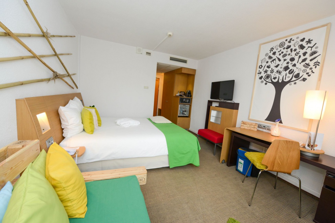 To pokój tzw. Green, tam znalazła się m.in. kanapa z palety czy poduszka wypełniona gryką, fot. materiały prasowe Kto projektuje dla AccorHotels? Pracownicy!