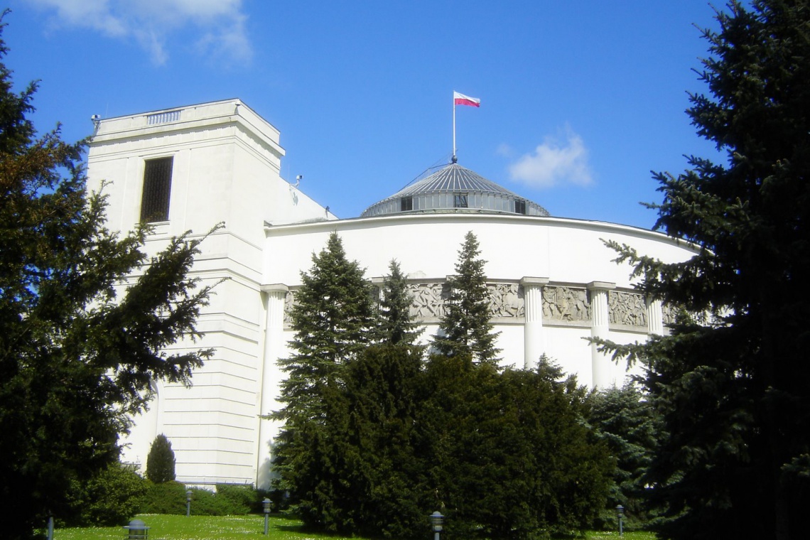 Sejm RP, fot. Kpalion, wikimedia, (CC BY-SA) Wysoki płot ze szkła otoczy Sejm