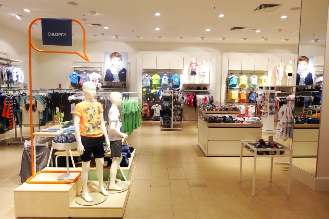 Nowa aranżacja C&A w Focus Mall Zielona Góra Kontrasty zamiast beżu. Salon C&A według nowego konceptu