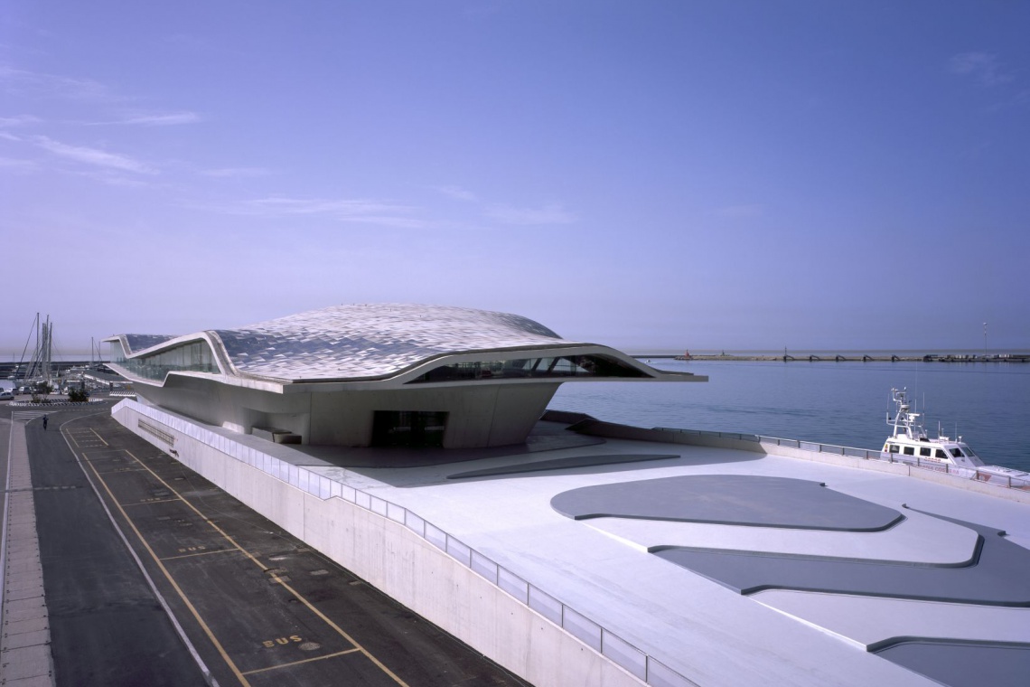 Terminal w Salerno, fot. Helene Binet / materiały prasowe Zaha Hadid Architects Terminal jak wielka ostryga. Pierwsza realizacja Zahy Hadid ukończona po jej śmierci