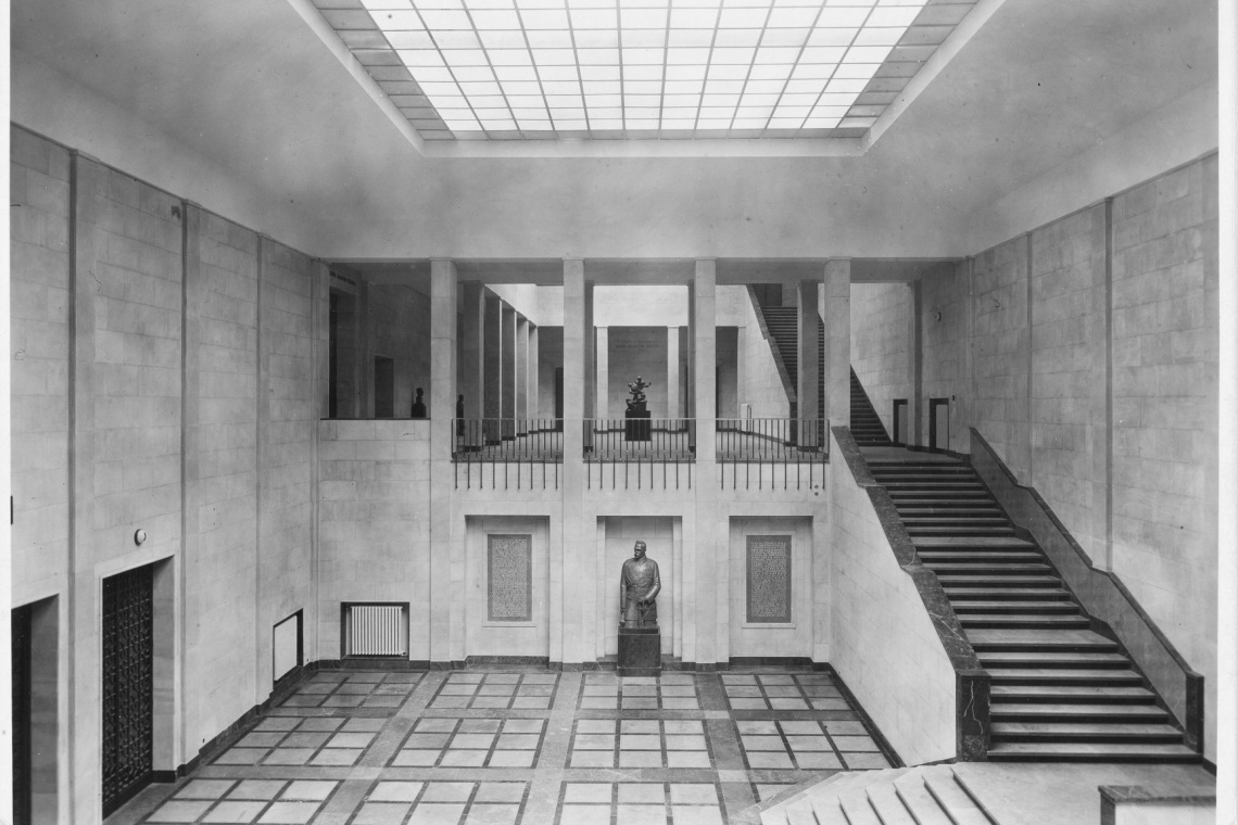 Muzeum Narodowe w Warszawie, wnętrze gmachu – widok hallu głównego w kierunku lewego podestu, fotografia, 1938, fot. nieznany / MNW Muzeum Narodowe w wizjach architektów