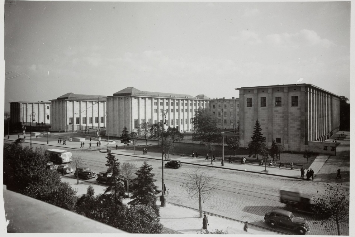 Czesław Olszewski (1894-1969), Gmach Muzeum Narodowego w Warszawie – widok ogólny, fotografia, 1938 / MNW Jak powstawało Muzeum Narodowe. Marzenia architektów i rzeczywistość