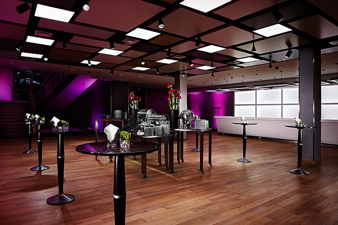 Hemisphere Conference & Lounge, InterContinental Nowoczesna sala konferencyjna w InterContinental od AHR Architects i Matena