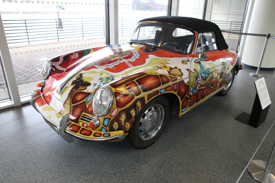 autor: Sam Howzit, źródło: flickr.com (CC BY 2.0) Porsche w kolorach tęczy. To hippisowskie auto Janis Joplin