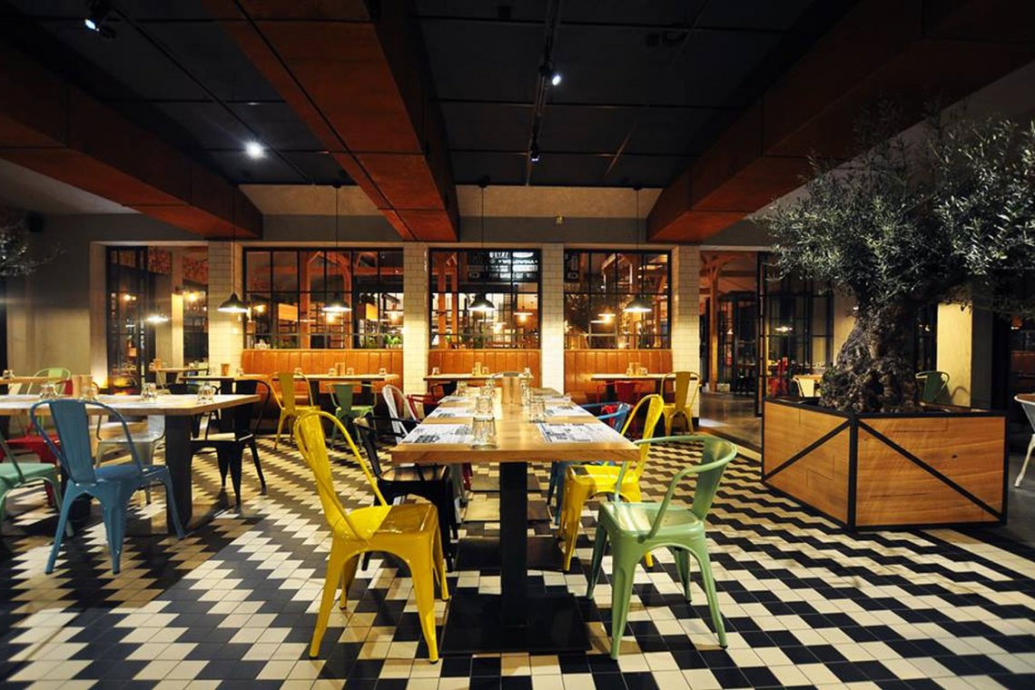 fot. Grycaj Design Drewno, beton i mozaiki - niezwykła restauracja Pino Garden