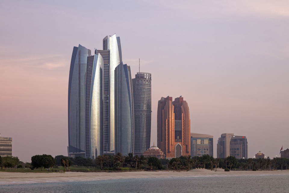 Kompleks Etihad Towers przypomina nowoczesne
dzieło sztuki fot. Schüco Etihad Towers niczym awangardowe dzieło sztuki