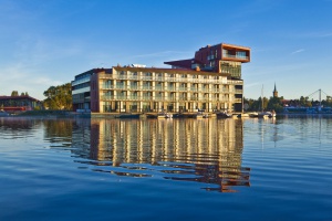 Jak stworzyć futurystyczną architekturę w zgodzie z naturą i do tego na wyspie? 