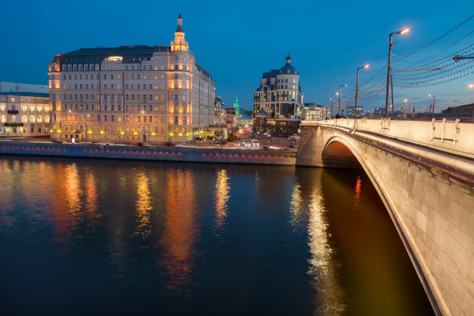 fot. Shutterstock. Z okien XIX-wiecznej kamienicy Baltshug Kempinski można podziwiać Kreml i rzekę Moskwę. Hotel oferuje gościom apartamenty superior z doskonałą obsługą, bardzo dobrą kuchnię, a także program degustacji pielmieni i rosyjskiej wódki. Oprócz lokalizacji i wysokiego standardu hotel wyróżnia także przystępna, jak na stolicę Rosji, cena. Pięć gwiazdek dla każdego