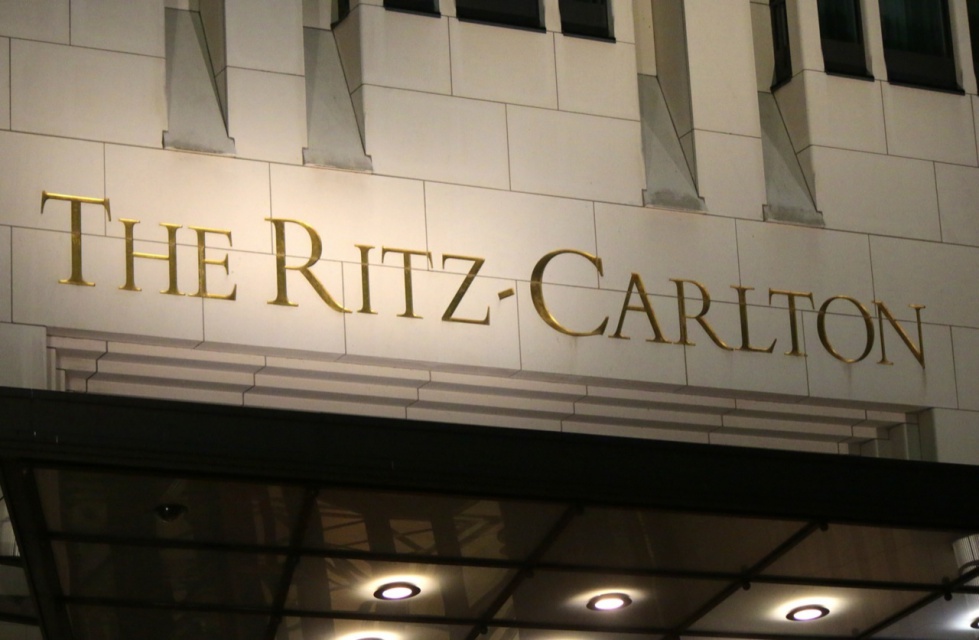 fot. Shutterstock. Pięciogwiazdkowy standard w stolicy Niemiec, bez wydawania fortuny, oferuje hotel Ritz-Carlton. Widok na Postdamer Platz lub Tiergarten Platz, marmurowy wystrój i świetna restauracja to nie jedyne powody, by się tam zatrzymać. Pięć gwiazdek dla każdego
