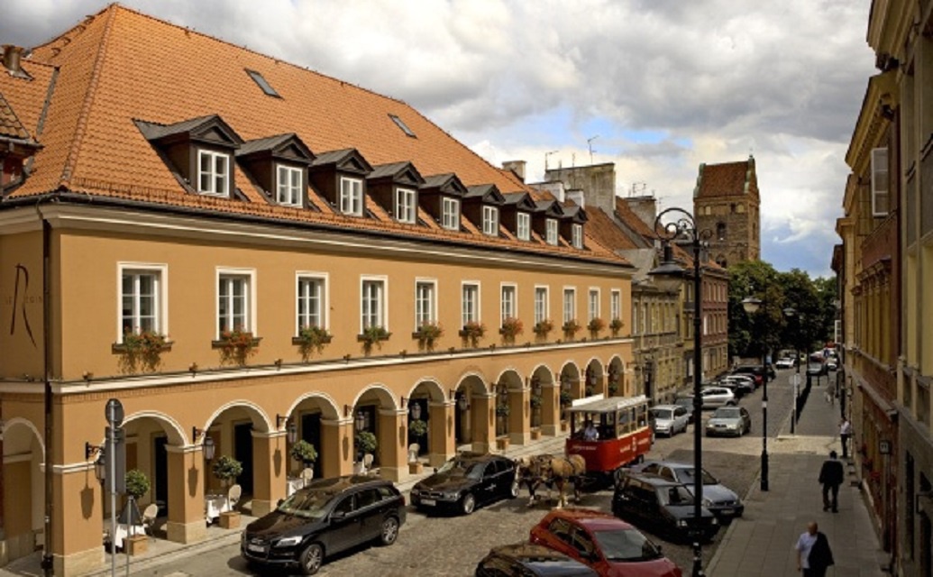 fot. Shutterstock. Hotel Le Regina w Warszawie znajduje się na Nowym Mieście, która stanowi część warszawskiej starówki. Jego siedziba - budynek historycznego Pałacu Mokranowskich, sam w sobie stanowi turystyczną atrakcję. Niektóre pokoje ozdobione są freskami i wyposażone w tarasy lub ogrody. Hotel oferuje ekskluzywną restaurację, strefę wellness w sklepieniu piwnicznym z krytym basenem oraz obsługę na najwyższym poziomie. Pięć gwiazdek dla każdego