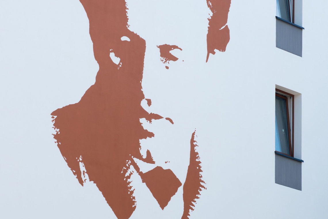 Nowy mural z wizerunkiem artysty-malarza Hilarego Krzysztofiaka, fot. materiały prasowe Nowy mural na warszawskim Żoliborzu