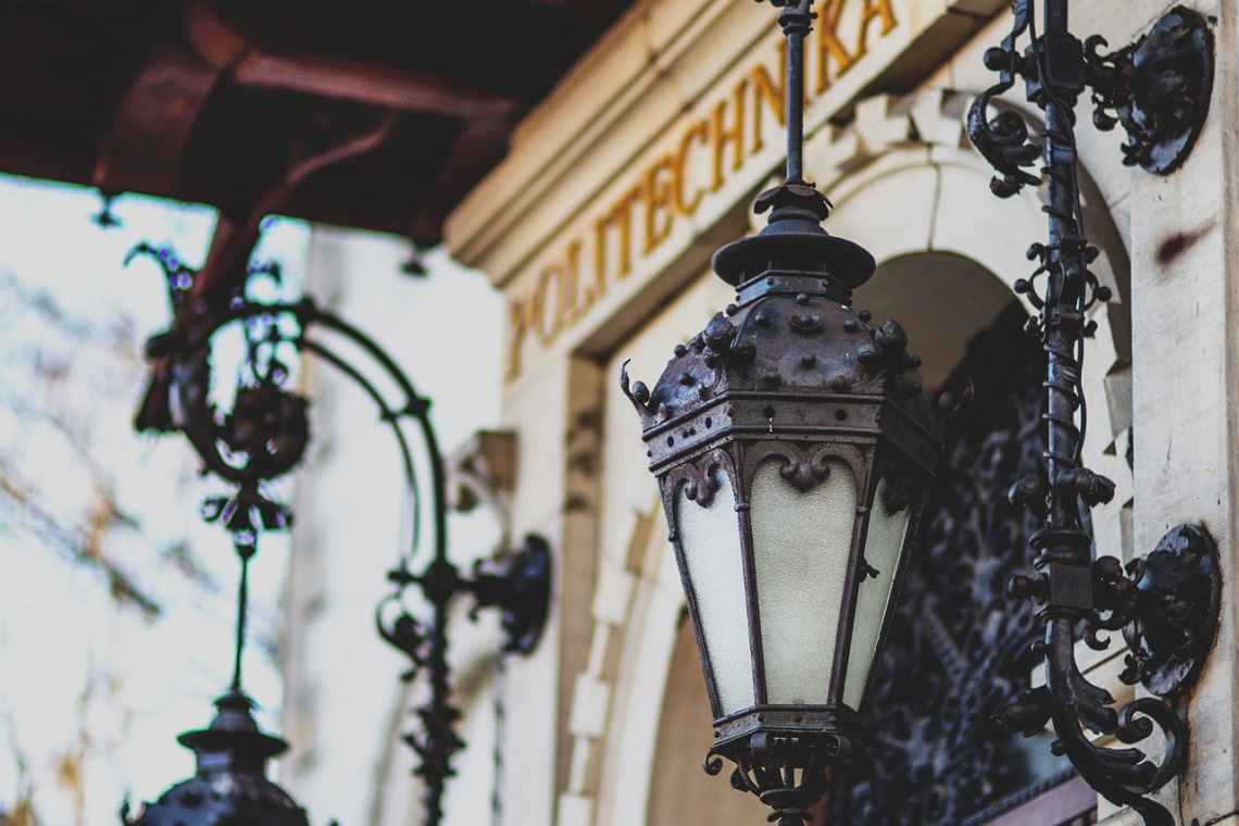 fot. pixabay.com Zabytkowy rektorat Politechniki Łódzkiej odzyskał spalony w pożarze dach