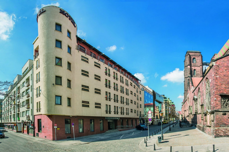 Qubus Hotel Wrocław - ma cztery gwiazdki i działa od 2001 roku. Znajduje się zaledwie 150 metrów od Wrocławskiego Rynku w samym sercu Starego Miasta. Na Gości czekają 83 pokoje. Obiekt oferuje profesjonalne centrum fitness z basenem, sauną, wanną z hydromasażem i siłownią. Do dyspozycji gości są dwie sale konferencyjne oraz restauracja mogąca pomieścić 80 osób. Każdy hotel to inna historia. Zobacz jak rosła sieć Qubus