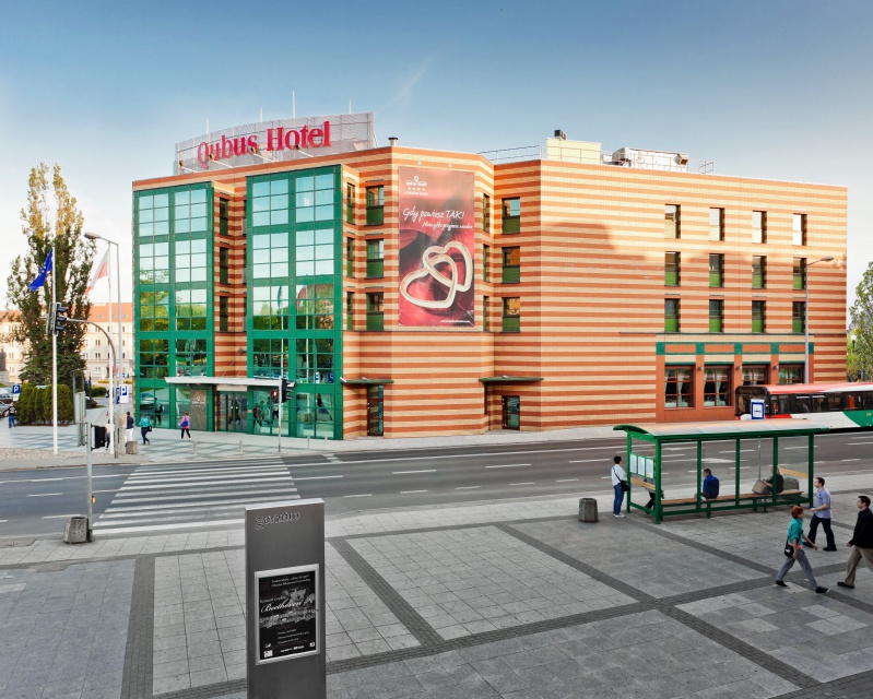 Qubus Hotel Gorzów Wlkp. to czterogwiazdkowy obiekt otwarty w 2000 roku. Zlokalizowany jest w centrum miasta i oferuje gościom 89 pokoi. Działa tu również centrum odnowy biologicznej z saunami, wanną z hydromasażem i nowoczesną salą fitness. Centrum Konferencyjne Qubus Hotel Gorzów Wielkopolski to też sześć sal. Do dyspozycji gości jest także restauracja na 60 osób. Każdy hotel to inna historia. Zobacz jak rosła sieć Qubus